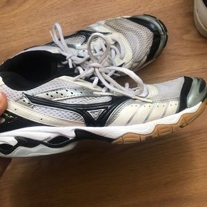 WHITE MIZUNO WAVE BOLT VOLLEYBALL SHOES